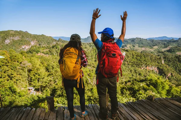 Viagem, viagem de natureza de casais asiáticos enquanto está relaxando ao ar livre durante sua viagem na Tailândia . — Fotografia de Stock