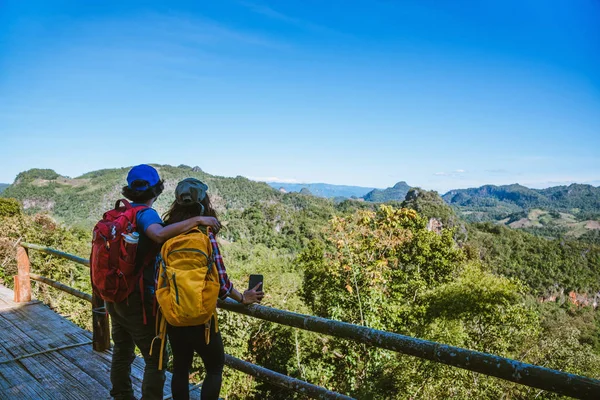 Viagem, viagem de natureza de casais asiáticos enquanto está relaxando ao ar livre durante sua viagem na Tailândia . — Fotografia de Stock