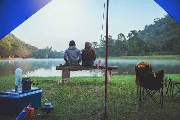 Les couples asiatiques hommes et femmes sont heureux avec le tourisme, le camping. Voyage camping au bord du lac, Voyage nature. Voyage relax, Thaïlande . — Photo