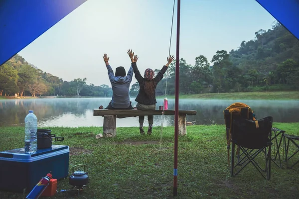Asiatico maschio e femmina coppie sono felici con il turismo, campeggio. Viaggio in campeggio sul lago, Viaggio natura. Viaggi relax, Thailandia . — Foto Stock