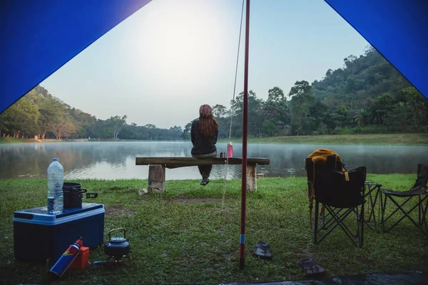 Reizen camping aan meer. Kampeerders zijn op hun kamp in Namtok Sam Lan National Park (waterval) Saraburi, in Thailand. — Stockfoto