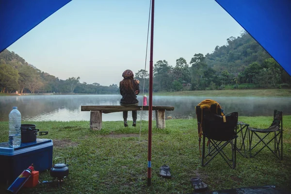 Reizen camping aan meer. Kampeerders zijn op hun kamp in Namtok Sam Lan National Park (waterval) Saraburi, in Thailand. — Stockfoto