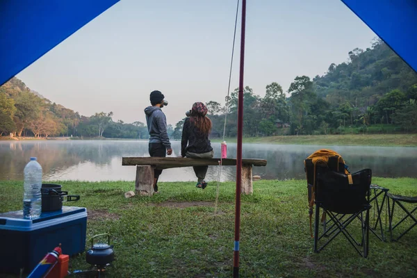 Asiático casais masculinos e femininos estão felizes com o turismo, camping. Viaje acampar pelo lago, Natureza de viagem. Viagem relaxar, Tailândia . — Fotografia de Stock