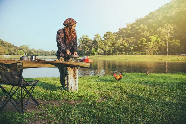 Φυσική τουρίστρια, φτιάχνει πρωινό, τρώει φαγητό. Ταξίδια κάμπινγκ, Ταξίδια κάμπινγκ δίπλα στη λίμνη. Οι κατασκηνωτές είναι στο στρατόπεδο τους στο Εθνικό Πάρκο Namtok Sam Lan (καταρράκτης) — Φωτογραφία Αρχείου