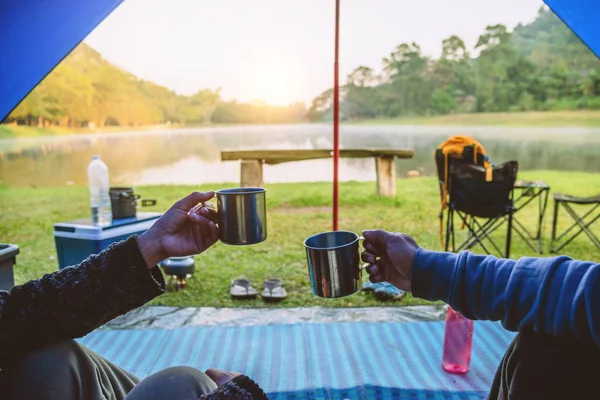 Reizen camping aan meer. Kampeerders zijn op hun kamp in Namtok Sam Lan National Park (waterval) Saraburi, in Thailand. — Stockfoto