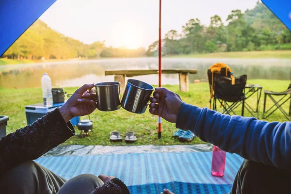 Voyage camping au bord du lac. Les campeurs sont sur leur camp au Namtok Sam Lan National Park (cascade) Saraburi, en Thaïlande . — Photo