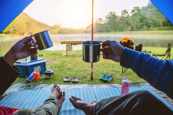 A vista dentro da tenda do casal está sentada no café da manhã. Tendas de acampamento de viagem de casal, natureza de viagem. Viagem relaxar, lago de acampamento na Tailândia . — Fotografia de Stock