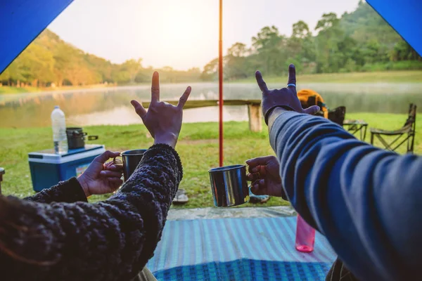 Het uitzicht in de tent van het echtpaar zit in de ochtend koffie. Paar reizen camping tenten, Reizen natuur. Reizen ontspannen, Kamperen meer in Thailand. — Stockfoto