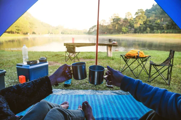 La vista all'interno della tenda della coppia è seduta al mattino caffè. Coppia tende da campeggio viaggio, Viaggi natura. Viaggi relax, Camping lago in Thailandia . — Foto Stock