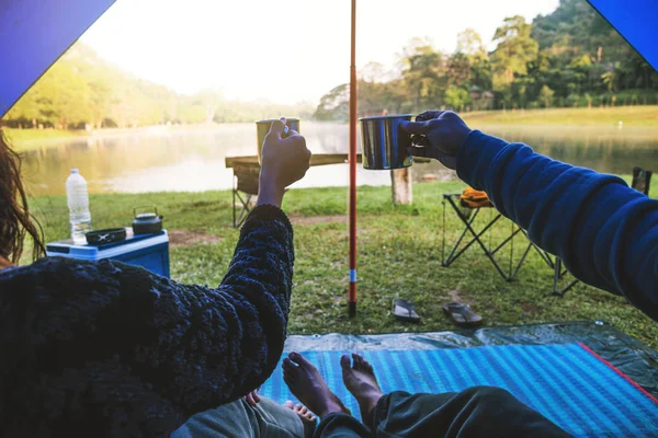 La vista all'interno della tenda della coppia è seduta al mattino caffè. Coppia tende da campeggio viaggio, Viaggi natura. Viaggi relax, Camping lago in Thailandia . — Foto Stock