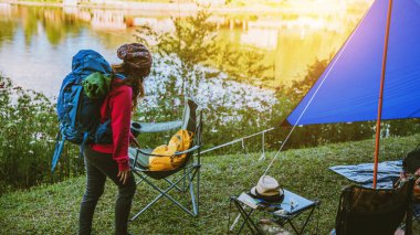 Kırsal kesimlerdeki dağlarda kamp yapmak, göle yakın, Tayland 'da tatil yapan Asyalı kadın turistler.