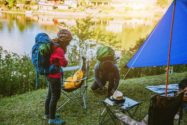 Casal Apreciando Camping Holiday In Countryside.Camp nas montanhas perto do lago. Ajuda a acampar a tenda — Fotografia de Stock