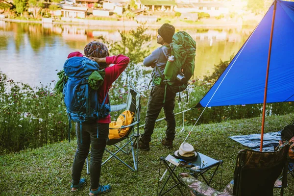 Casal asiático Campos de montanha em aldeias rurais, perto do lago, ideias de viagem, camping, relaxante holidays.in Tailândia — Fotografia de Stock