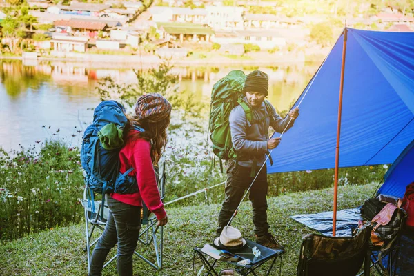 Coppia Godendo Camping Vacanze In Campagna.Campeggio nelle montagne vicino al lago. Aiuto ai campi la tenda — Foto Stock