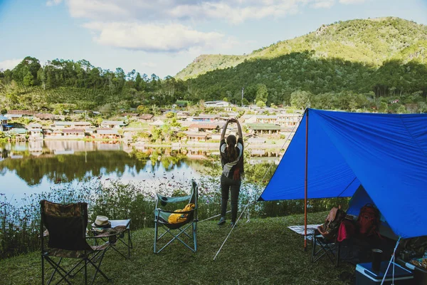 Reizen camping op de berg in landelijke dorpen, dicht bij het meer, Aziatische vrouwen toeristische ontspannen vakanties.in Thailand — Stockfoto