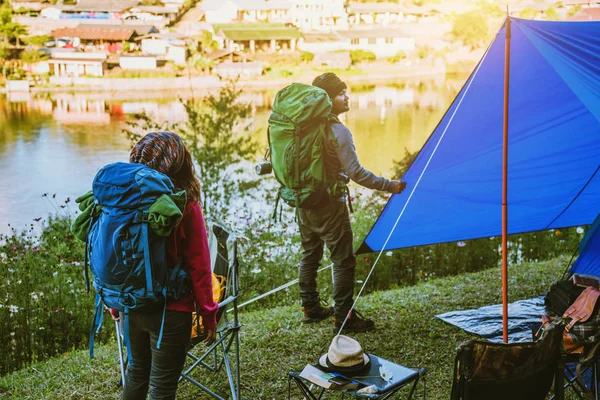 Coppia Godendo Camping Vacanze In Campagna.Campeggio nelle montagne vicino al lago. Aiuto ai campi la tenda — Foto Stock