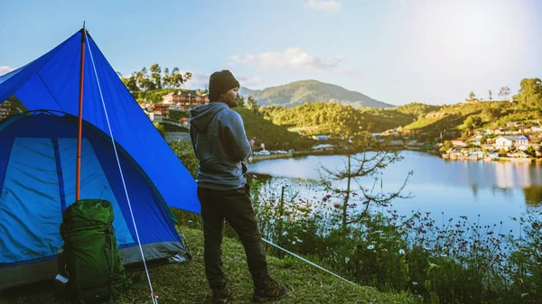 Res camping på berget i lantliga byar, nära sjön, Turist avkopplande semester.i Thailand — Stockfoto