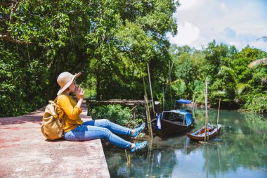 Asyalı kadın doğayı gezer. Rahat ol. Tekne fotoğrafı. Oturmuş Tha-Klong-Song-nam 'daki güzel doğayı seyrediyorum. Yengeç, Tayland 'da..