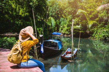Asyalı kadın doğayı gezer. Rahat ol. Tekne fotoğrafı. Oturmuş Tha-Klong-Song-nam 'daki güzel doğayı seyrediyorum. Yengeç, Tayland 'da..