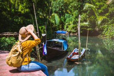 Asyalı kadın doğayı gezer. Rahat ol. Tekne fotoğrafı. Oturmuş Tha-Klong-Song-nam 'daki güzel doğayı seyrediyorum. Yengeç, Tayland 'da..