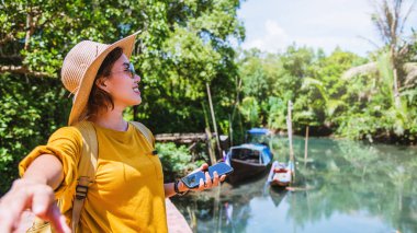 El ele tutuşan Asyalı çift, doğayı geziyor. Seyahat, rahatla. Tha-pom-klong-song-nam 'da. Krabi, Tayland 'da. Tayland seyahati. Balayı, romantik.