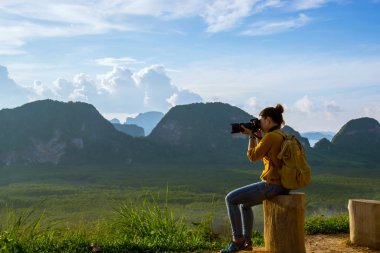 Genç kadın dağda doğanın fotoğraflarını çekmek için seyahat eder. Seyahat macerası. Samet Nangshe Manzarası 'nda deniz manzaralı güzel bir dağ. Phang Nga Körfezi, Tayland seferi, yaz tatili..