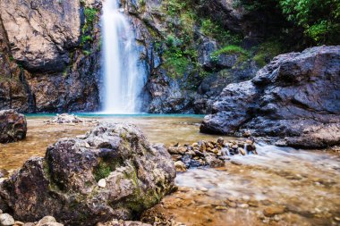 Doğal arka plan fotoğraf jogkradin Tayland, Kanchanaburi 'de ormanın derinliklerinde. Zümrüt şelale, seyahat doğa, seyahat rahatlama, seyahat Tayland, şelale resmi, manzara fotoğrafı.