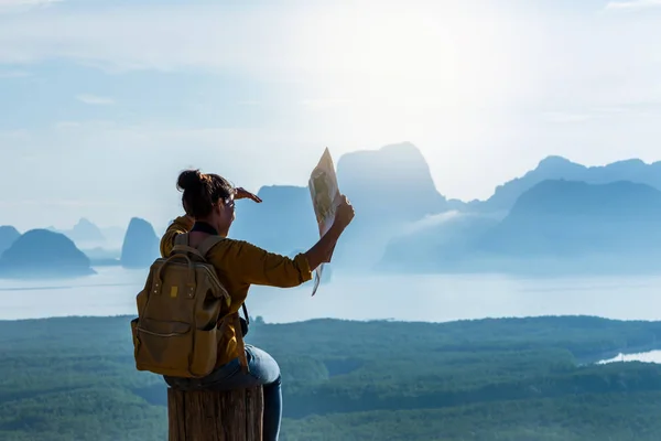 Cestovatelé Mladé Ženy Zkoumají Mapu Krajina Krásná Hora Moři Samet — Stock fotografie