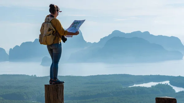 Travelers Young Women Exploring Map Landscape Beautiful Mountain Sea Samet — 스톡 사진