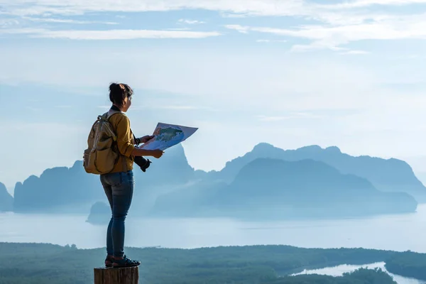 Viajeros Mujeres Jóvenes Están Explorando Mapa Paisaje Hermosa Montaña Mar — Foto de Stock