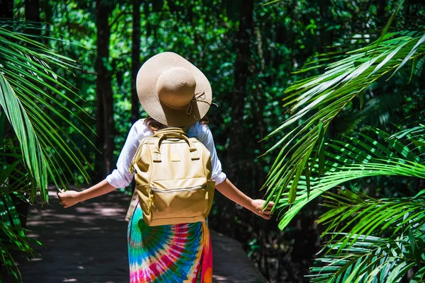 Las mujeres asiáticas viajan relajarse naturaleza de viaje en las vacaciones. Estudio de la naturaleza en el bosque. Chica feliz caminando sonriendo y disfrutando de viajar a través del bosque de manglares. tha pom-klong-song-nam en krabi. verano — Foto de Stock
