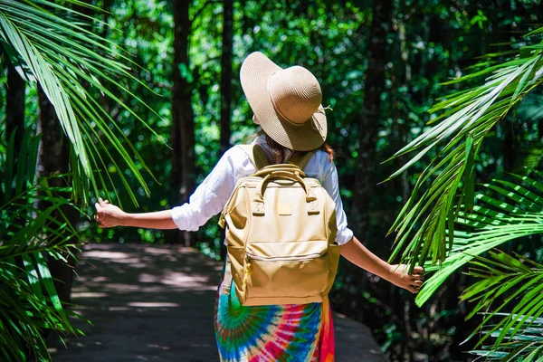 Asijské ženy cestovat relaxovat cestovní příroda v dovolené. Studium přírody v lese. Dívka šťastná chůze s úsměvem a těší cestování v mangrovovém lese. tha pom-klong-song-nam at krabi. léto — Stock fotografie