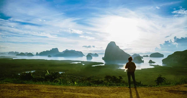 Ženy turistických fotografů cestovat na horách. Krajina Krásná hora na moři v Samet Nangshe Viewpoint. Phang Nga Bay, Cestovní dobrodružství, Cestování Thajsko, Turistické na letní dovolenou. — Stock fotografie