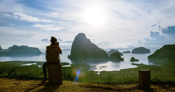 Fotógrafos turistas mulheres viajam na montanha. Paisagem Montanha bonita no mar em Samet Nangshe Miradouro. Phang Nga Bay, Aventura de viagem, Viagens Tailândia, Turista em férias de verão . — Fotografia de Stock