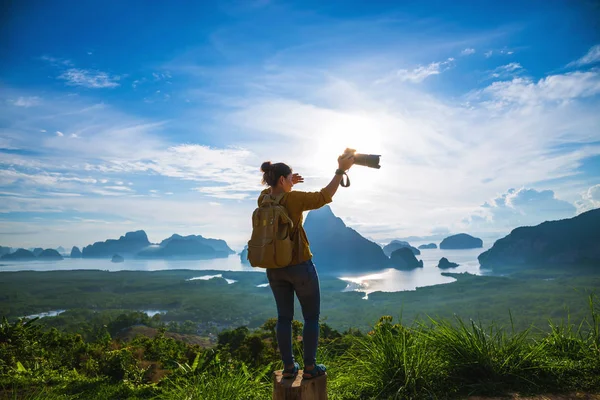 Las fotógrafas turísticas viajan por la montaña. Paisaje Hermosa montaña en el mar en Samet Nangshe Mirador. Bahía de Phang Nga, Viajar aventura, Viajar Tailandia, Turista en vacaciones de verano . — Foto de Stock