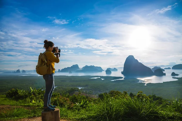 Las fotógrafas turísticas viajan por la montaña. Paisaje Hermosa montaña en el mar en Samet Nangshe Mirador. Bahía de Phang Nga, Viajar aventura, Viajar Tailandia, Turista en vacaciones de verano . — Foto de Stock