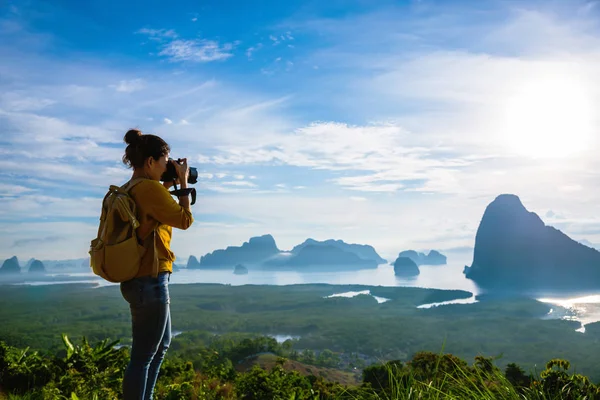 Ženy turistických fotografů cestovat na horách. Krajina Krásná hora na moři v Samet Nangshe Viewpoint. Phang Nga Bay, Cestovní dobrodružství, Cestování Thajsko, Turistické na letní dovolenou. — Stock fotografie