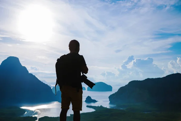 Los hombres viajan fotografía en la montaña. Turista en vacaciones de verano. Paisaje Hermosa montaña en el mar en Samet Nangshe Mirador. Bahía de Phang Nga, Viajar Tailandia, Viajar aventura naturaleza . — Foto de Stock