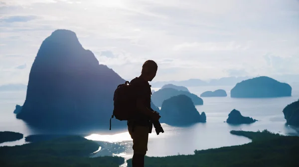 Los hombres viajan fotografía en la montaña. Turista en vacaciones de verano. Paisaje Hermosa montaña en el mar en Samet Nangshe Mirador. Bahía de Phang Nga, Viajar Tailandia, Viajar aventura naturaleza . — Foto de Stock