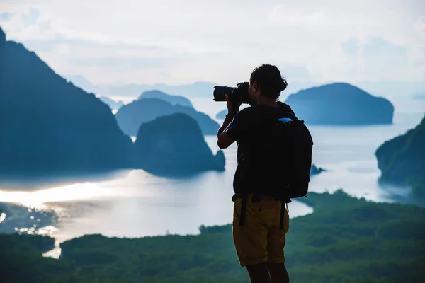 Muži cestují fotografovat po Hoře. Turista na letní dovolenou. Krajina Krásná hora na moři v Samet Nangshe Viewpoint. Phang Nga Bay, Travel Thailand, Cestovní dobrodružství příroda. — Stock fotografie