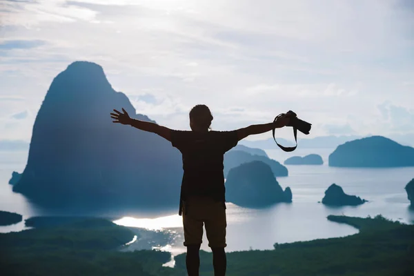 Los hombres viajan fotografía en la montaña. Turista en vacaciones de verano. Paisaje Hermosa montaña en el mar en Samet Nangshe Mirador. Bahía de Phang Nga, Viajar Tailandia, Viajar aventura naturaleza . — Foto de Stock