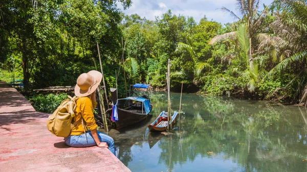 Asiatico donna viaggio natura. Viaggio relax.a barca foto. Seduto a guardare la splendida natura a tha pom-klong-song-nam. Krabi, in Thailandia . — Foto Stock