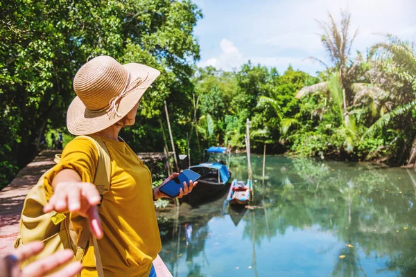El ele tutuşan Asyalı çift, doğayı geziyor. Seyahat, rahatla. Tha-pom-klong-song-nam 'da. Krabi, Tayland 'da. Tayland seyahati. Balayı, romantik.