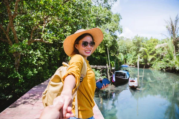 Azjatycka para trzymająca się za ręce, podróżująca natura. Podróżuj spokojnie. w tym pom-klong-song-nam. Krabi, w Tajlandii. Podróż Tajlandia. Miesiąc miodowy, romantyczny. — Zdjęcie stockowe