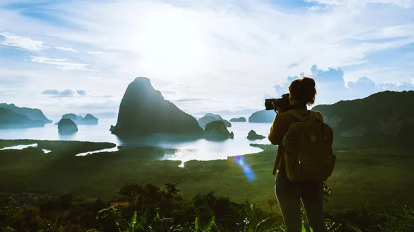 Mujer joven viaja para tomar fotos de la naturaleza en la montaña. Aventura de viaje. Paisaje Hermosa montaña en el mar en Samet Nangshe Mirador. Phang Nga Bay, Viajar Tailandia, vacaciones de verano . — Foto de Stock