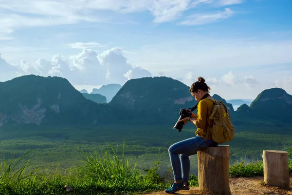Mladá žena cestuje fotit přírodu na horách. Cestovní dobrodružství. Krajina Krásná hora na moři v Samet Nangshe Viewpoint. Phang Nga Bay, Travel Thailand, letní dovolená. — Stock fotografie
