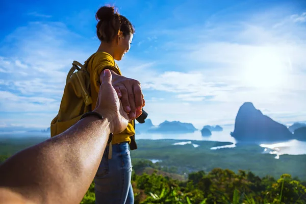 Çiftler seyahat eder, doğayı gezer Samet Nangshe Bakış Alanı 'ndaki dağda tatil yapar. Phang Nga Körfezi, Tayland seferi, yaz tatili, seyahat macerası, balayı.
