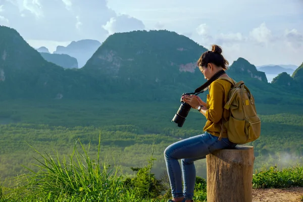 젊은 여자는 산에서 자연의 사진을 찍기 위해 여행 한다. 여행 어드벤처. 바다에 떠 있는 아름다운 산, 사멧 난제의 모습. 팡 NGA 만, 태국 여행, 여름휴가. — 스톡 사진