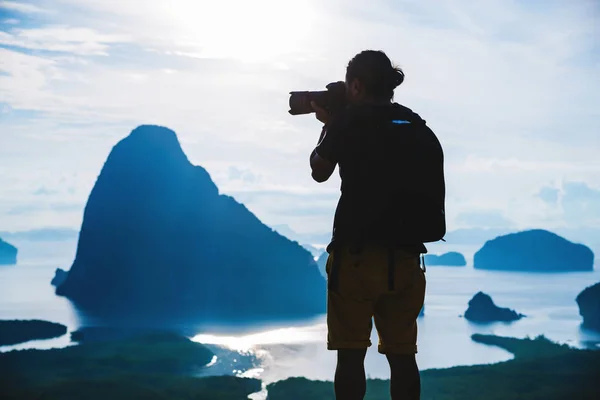 Los hombres viajan fotografía en la montaña. Turista en vacaciones de verano. Paisaje Hermosa montaña en el mar en Samet Nangshe Mirador. Bahía de Phang Nga, Viajar Tailandia, Viajar aventura naturaleza . — Foto de Stock