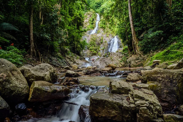 景观自然森林小山瀑布。 我不知道你在说什么。 旅行的天性 旅行放松。 百合瀑布。 在克拉比的淮东瀑布 旅游自然，旅游放松，步行森林，旅游泰国. — 图库照片
